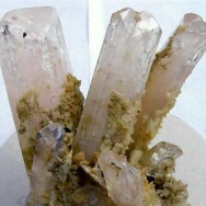 Danburite pinky (xx 12 cm) – San Louis Potosi, Mexico